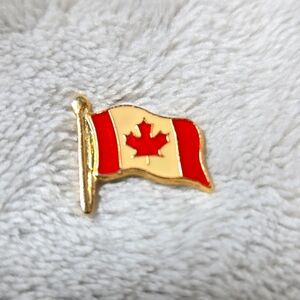 #425 Gold tone Canada flag pin